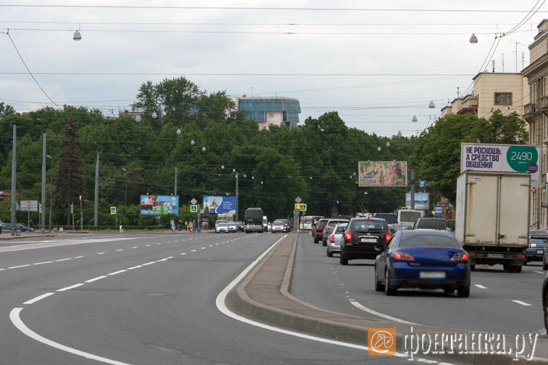 Вид с проспекта Стачек в районе перекрестка с Тракторной улицей